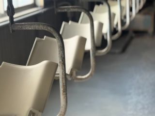 乾燥炉から出した瓦は焼成窯へ向かいます。