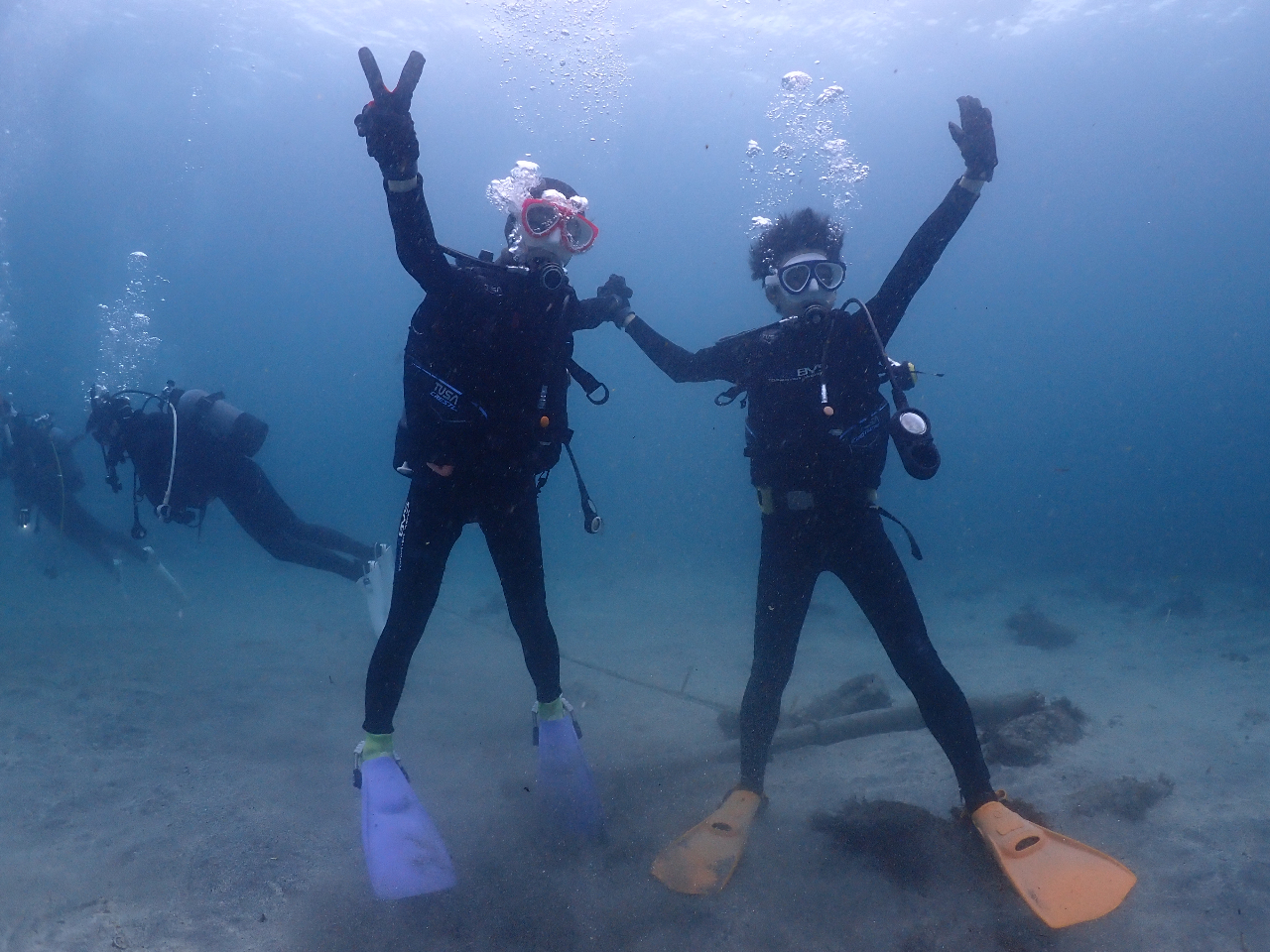 手を取り合って、海の世界へジャンプ!