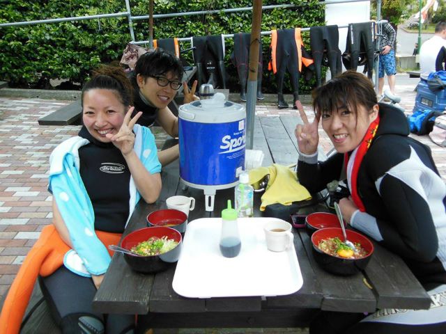 体験ダイビング後、皆様笑顔でランチタイム!今見てきた魚の話で盛り上がっています♪