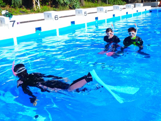 泳ぎ方、立ち方、呼吸方法、その他、次回は自分たちでスノーケルが楽しめるように練習します。