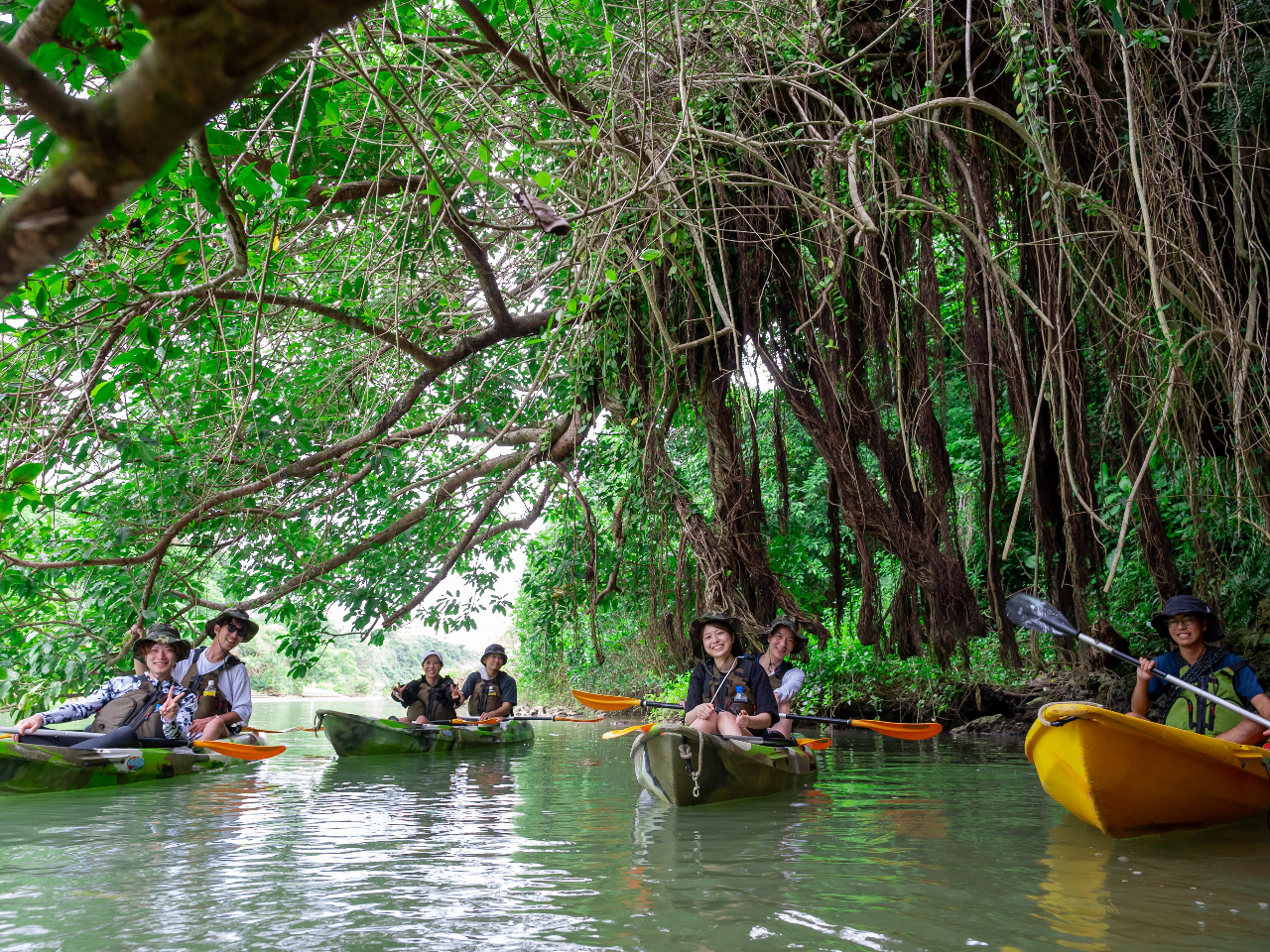 いざ川の奥へ。静かな水面をゆったり進みながら自然を満喫しましょう。