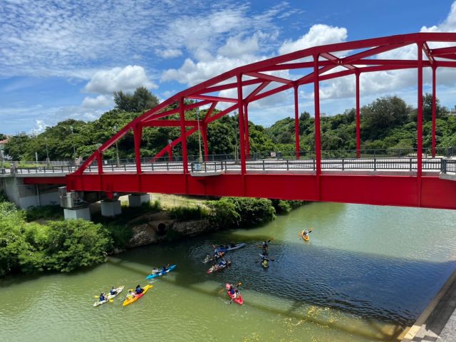 比謝川のシンボル通称「赤橋」