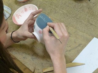 素焼の器に好きな絵を描く絵付け体験。