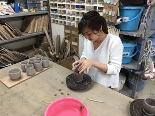 体験風景。茶碗作り中。