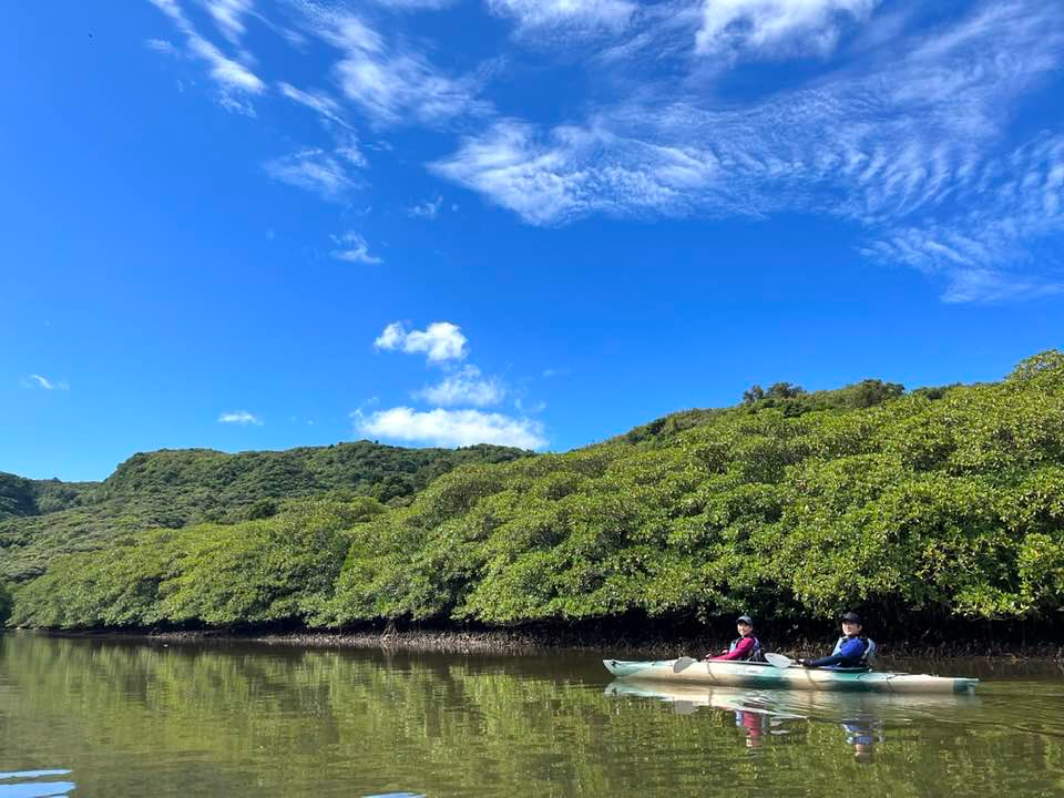 }O[uώ@Ȃ̂тJk[𑆂܂Bx߂āA}O[u̐XɎ𐟂܂BšY邱Ƃł܂B