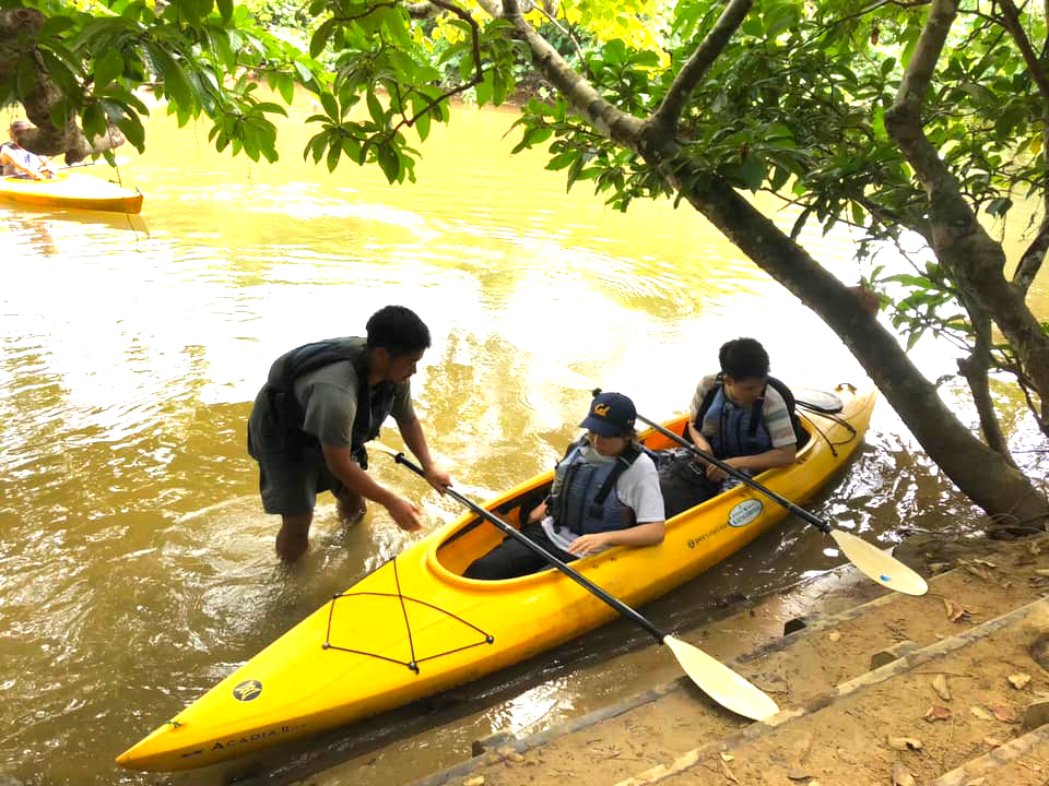 カヌー初体験のお客様でも安心。ガイドがしっかりサポートします。