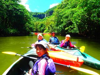 安定性のある二人乗りのカヌーなので、小さなお子様も安心です。ガイドと一緒のカヌーに乗ることも可能です。予約前に疑問がありましたらお気軽にお問合せくださいね!!