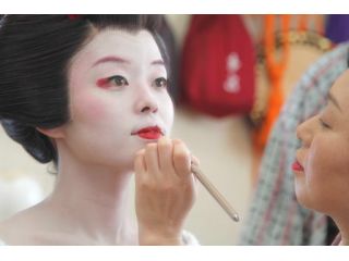 現役の芸妓さんが、本格的な化粧と着付けを致します。