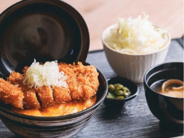 ふわとろ卵の上に揚げたてサクサクのとんかつがのったカツ丼。タレはしょうゆとソースから選べます。