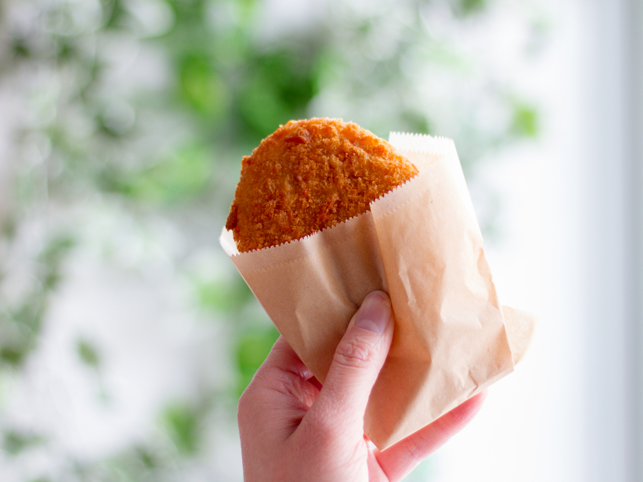 お肉の甘みがぎゅっとつまったお肉屋さんのコロッケ