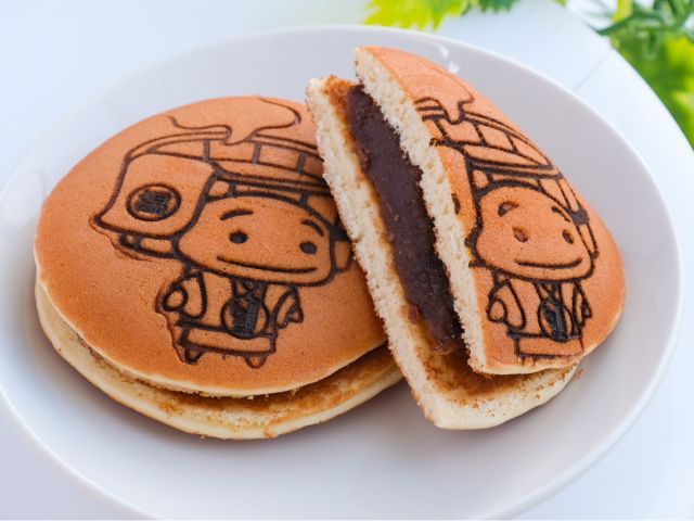 福井県産米粉100%で作られたあわら市の公式キャラクター湯巡権三くんのどらやき。