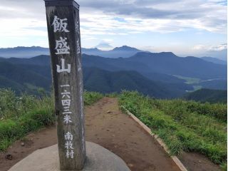 頂上からは多くの山々が望めます。