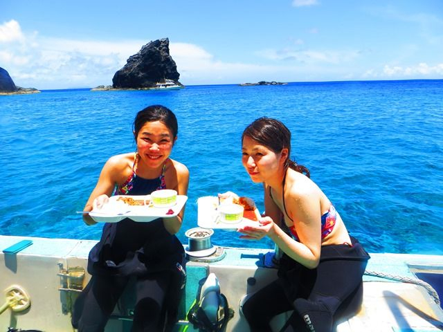 ★青空の下、青い海に囲まれて食べるランチは格別♪