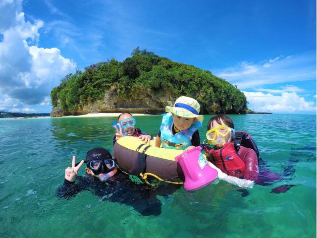 小さなお子様は箱メガネで海が覗けるよ☆