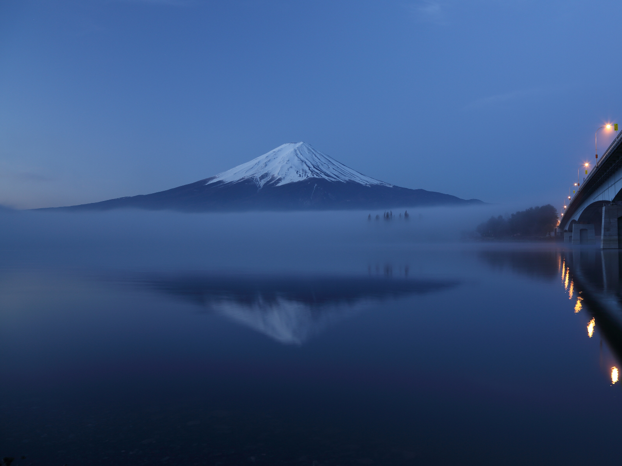 河口湖北岸から