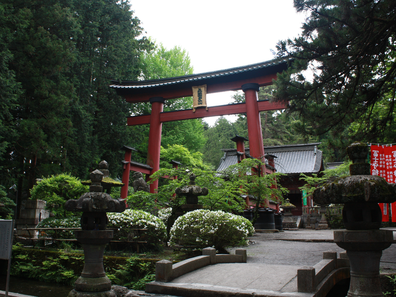少し足を延ばして北口本宮冨士浅間神社へ。朝のピーンと張りつめた空気感が・・・。