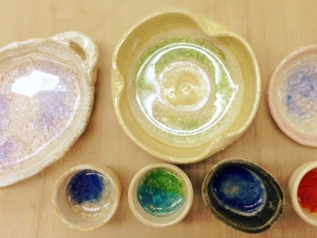 出来上がった作品たちです。オプションで器の底をガラスで彩ることができます♪
