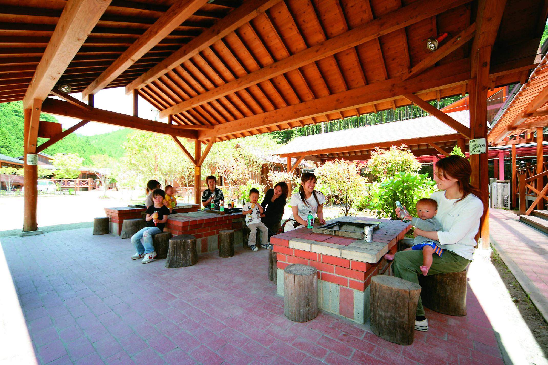 レンガ造りのBBQ炉。雨天も安心の屋根付き、イスもあります。