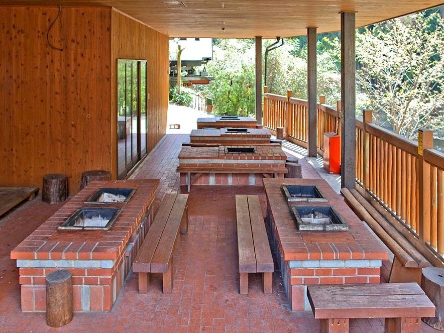 屋根付きなので雨でもBBQが可能!