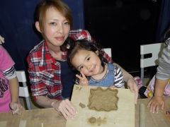お子様向け陶芸ではお好きな作品が作れます。楽しい作品を皆さんで作ってください。