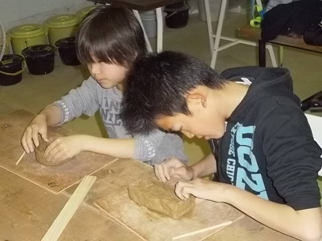 普段見る事のない子供たちの真剣な制作。頑張って作れば楽しい作品が出来あがります!