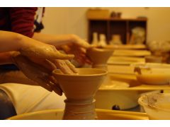 最初はおっかなビックリな電動ろくろですが、慣れてくると、指先で繊細な作業が出来る様になります。