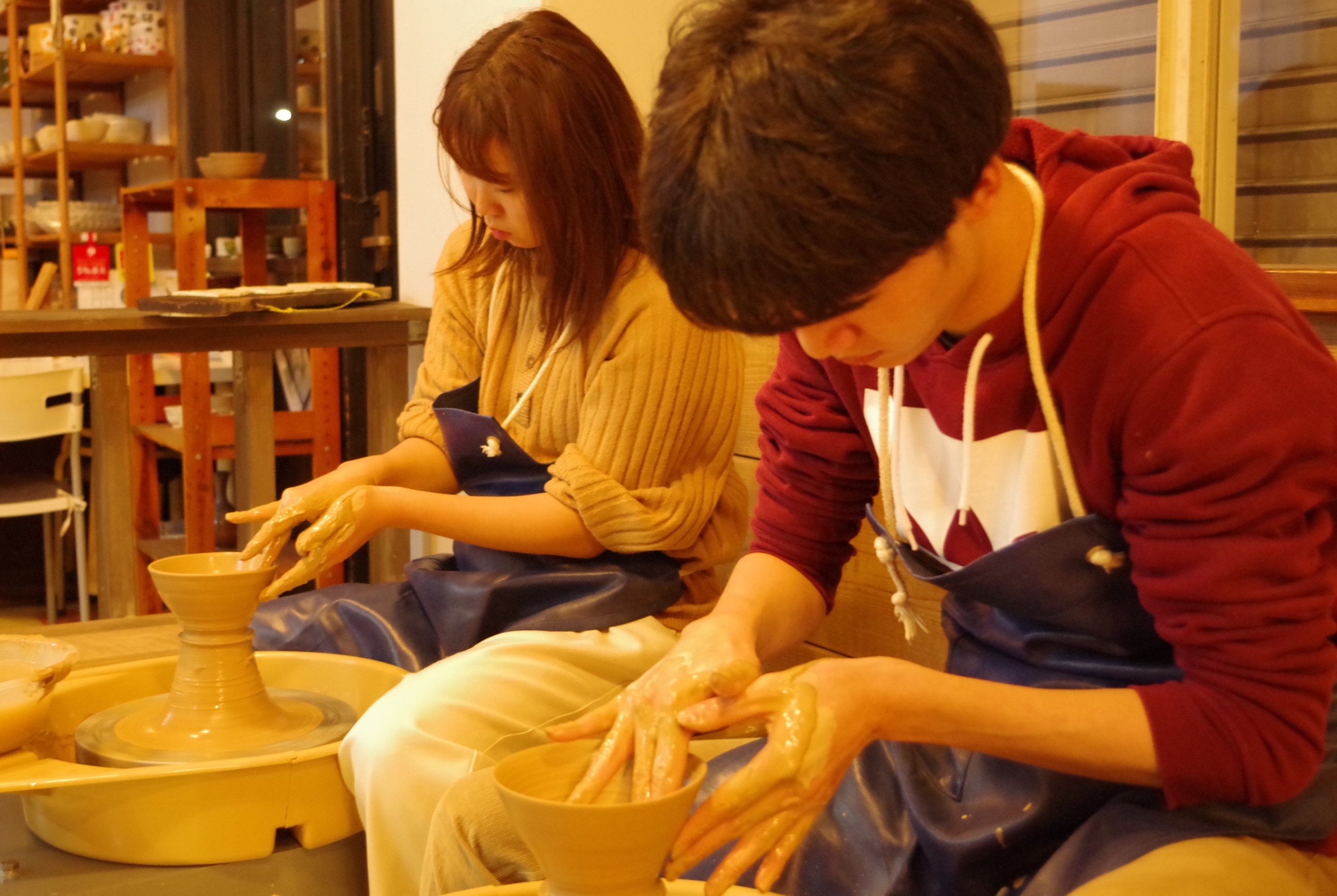 カップル・友達同士で真剣に「ろくろ」に向き合うと面白いですよ!思い出になるひと時をお過ごし下さい。