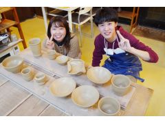 電動ろくろ体験では作品が沢山作れます。作った後に、どれを焼くか、何個焼くかをご自身で選んで頂けます。