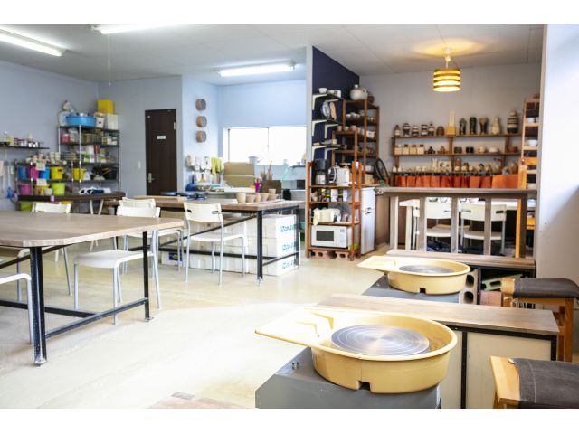 綺麗で明るい工房で電動ロクロをお楽しみ頂けます。もちろん冷暖房完備です!