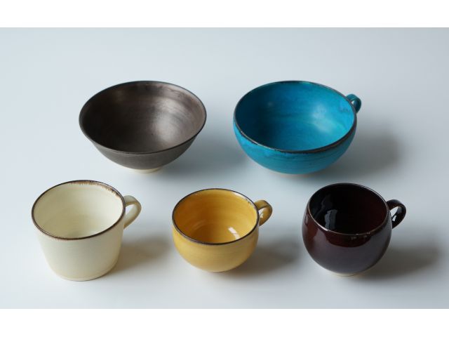 焼き上げの色は、瑞光窯オリジナルの美しい5色の釉薬から選ぶことができます。