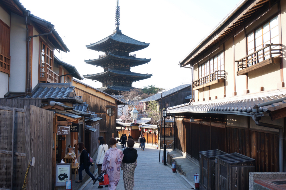 お店は「八坂の塔」の正面。清水寺・高台寺・八坂神社などが徒歩10分圏内にある京都観光の中心スポットです。