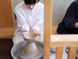 京都清水の人気店。1867年から続く老舗窯元「瑞光窯(ずいこうがま)」が手がけるロクロ体験専門店です。