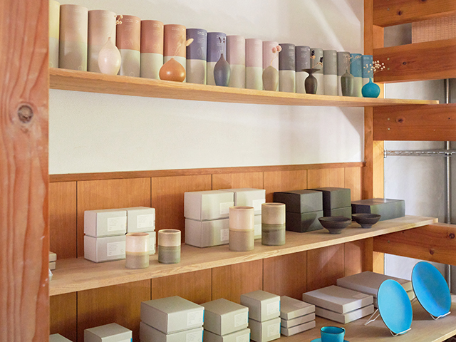 �X���̔̔��X�y�[�X�ɂ́A���p�i�̂悤�ɔ�����ZUIKOU�̍�i�����т܂��B