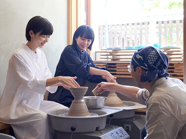 京都清水の人気店。1867年から続く老舗窯元「瑞光窯(ずいこうがま)」が手がけるロクロ体験専門店です。