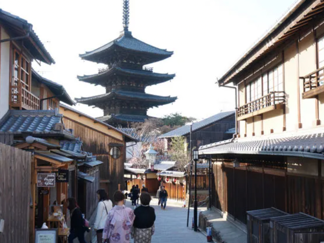 お店は「八坂の塔」の正面。清水寺・高台寺・八坂神社などが徒歩10分圏内にある京都観光の中心スポットです。