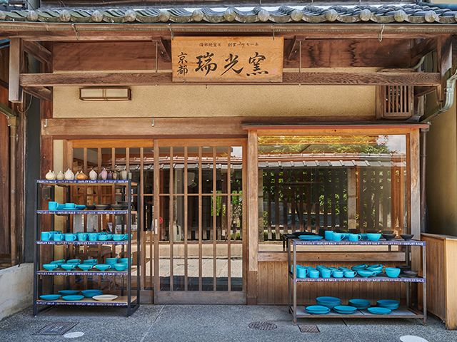 お店の外観です。店頭では、お買い得なアウトレット作品を購入することもできます。