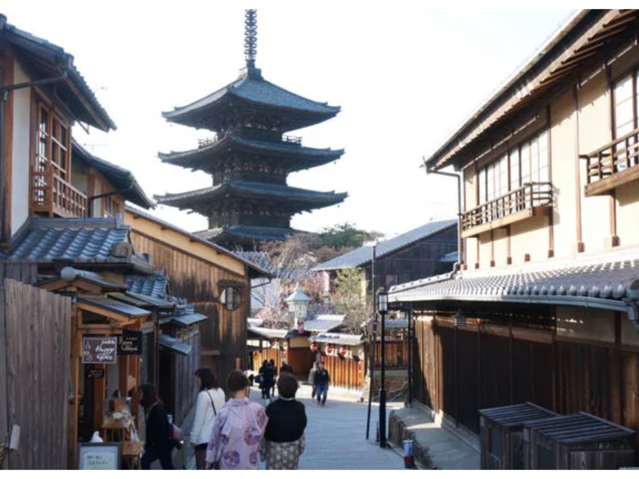 お店は「八坂の塔」の正面。清水寺・高台寺・八坂神社などが徒歩10分圏内にある京都観光の中心スポットです。