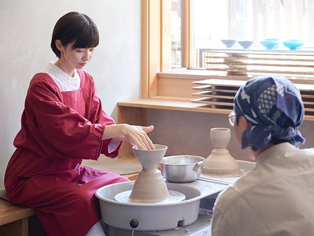 割烹着の無料貸出もあるので、着物でも陶芸体験ができます。