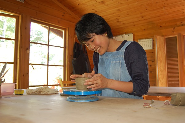 ひも作りは手回しのロクロの上で作ります。湯呑やマグカップお茶碗に向いている作り方です。