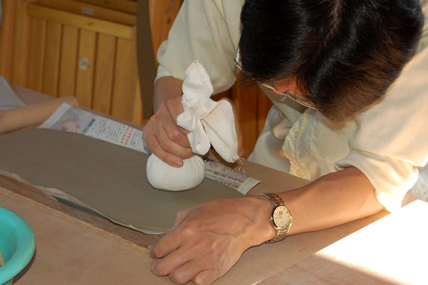 たたら作りは平らに延ばした粘土から作ります。平たいお皿向きですが型を使うと深い形のものもできます。