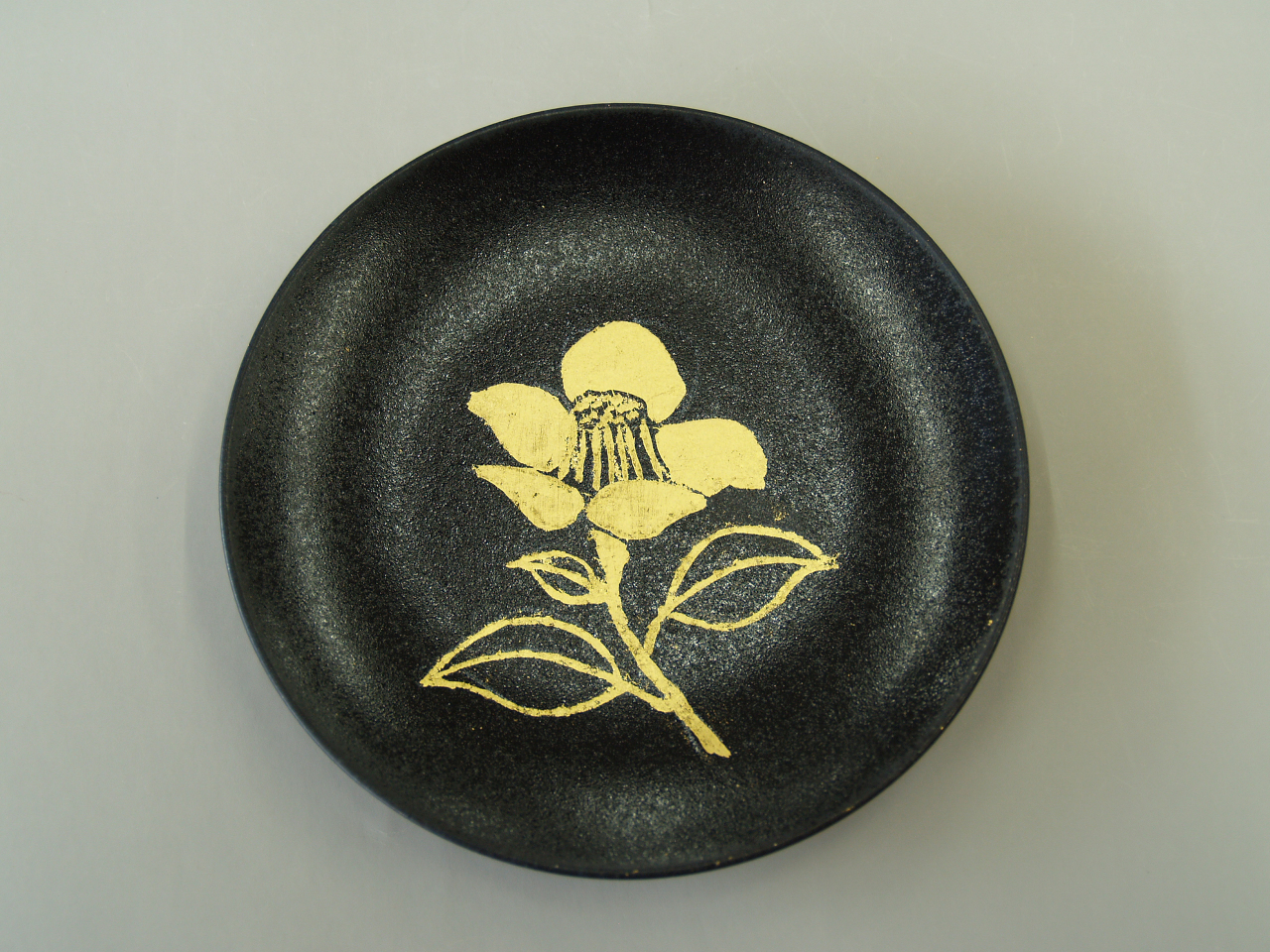 金箔は、金沢から取り寄せた本物を利用しています!お好きな絵柄を描いてください♪