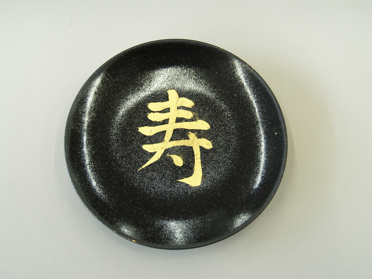 絵でも文字でも、お好きな図柄で金箔を貼っていただけます。