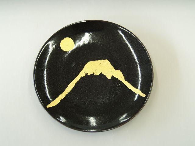 オリジナルの黒いお皿に金箔を施します。