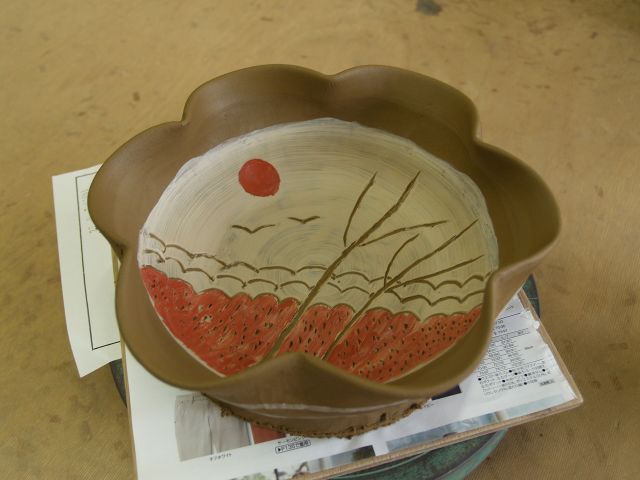 出来上がった大きな器にお好きな柄を描き、完成です。