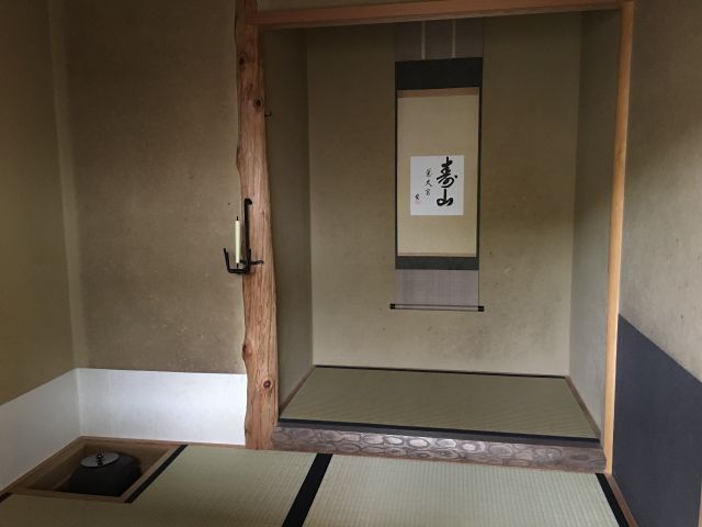 二畳小間の茶室です。躙り口(にじりぐち)から入ります。