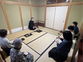 八畳間で10名様までくらいが適当かと存じます。