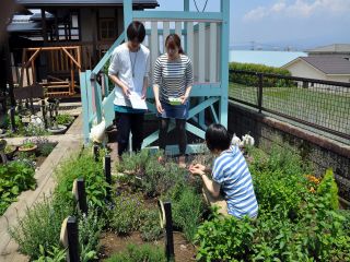 ハーブガーデンの遊歩道を散策しながらお好みのハーブを採取します(効能表を見ながら、自分の身体に合わせたハーブが見つかるかも?)