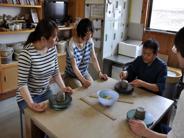 説明を受け作業開始です★ロクロを超高速回転して形づくりをします♪