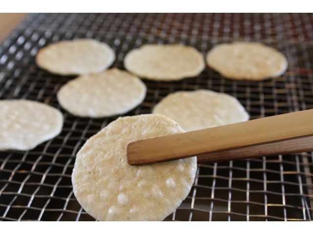 富山土産 しろえびせんべい を自分で焼いてみよう 4枚 100円 約30分 ささら屋 福光本店 じゃらん遊び体験 富山土産 しろえびせんべい を自分で焼いてみよう 4枚 100円 約30分 ささら屋 福光本店 じゃらん遊び体験