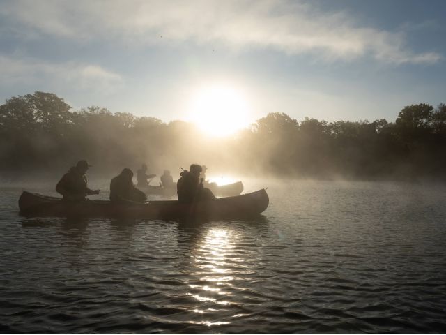 早朝の屈斜路湖を進む